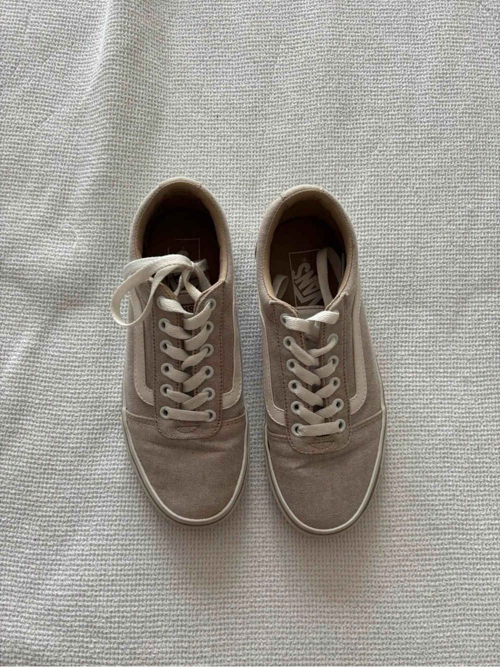 Vans women’s Low-Top Canvas Sneakers in Gray-Beige